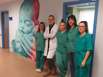 El m&eacute;dico expedientado, con parte de su equipo del servicio de Ginecolog&iacute;a. | FOTO: Xos&eacute; Lois Colmenero.