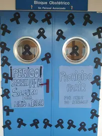 Tras esas puertas se atiende desde las 23:00 horas a una mujer con un parto inminente.
