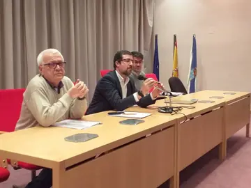 Jos&eacute; Luis Doval, F&eacute;lix Rubial y Santiago Fern&aacute;ndez Cebri&aacute;n, el d&iacute;a en el que intentaban explicar las razones del cierre del paritorio.