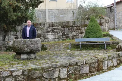 "Quique" Danta, en el parque que llevar&aacute; el nombre de Paulino &Aacute;lvarez. | FOTO: Xos&eacute; Lois Colmenero.
