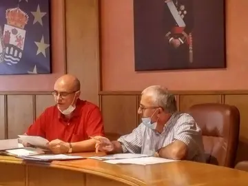 Santiago Lorenzo, o secretario do Concello de Laza, dando conta da renuncia do rexedor Jes&uacute;s Blanco Conde. | FOTO: Xos&eacute; Lois Colmenero.