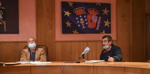 Pablo Pazos, a la derecha del dimisionario Jes&uacute;s Blanco, en el pleno del pasado 16 de junio en Laza. | FOTO: Noelia Caseiro.