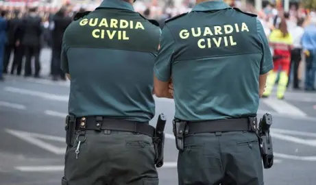 Axentes da Garda Civil.