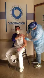 Carlos G&oacute;mez, uno de los enfermeros del hospital, recibe la vacuna da manos de su colega de profesi&oacute;n Luis Enrique Lorenzo. | FOTO: Cedida.