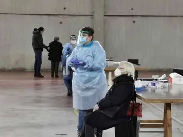 En el cribado de O&iacute;mbra participaron este martes 276 personas. | FOTO: Xos&eacute; Lois Colmenero.
