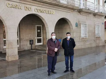 Gerardo Seoane y Manuel Campos, poco antes de la reuni&oacute;n en la Casa do Concello de Ver&iacute;n. | FOTO: Xos&eacute; Lois Colmenero.