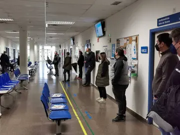 Los primeros en llegar a la sala de consultas del Hospital de Ver&iacute;n para recibir la vacuna. | FOTO: Xos&eacute; Lois Colmenero.
