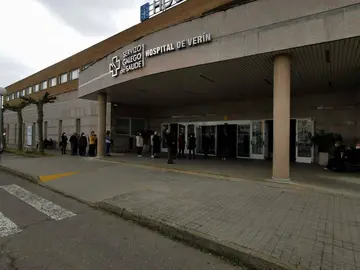 Colas para a vacina no hospital de Ver&iacute;n, correspondentes a outra franxa de idade. | FOTO: Xos&eacute; Lois Colmenero.