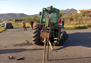 Tractor agr&iacute;cola implicado en el accidente.
