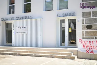 Entrada &aacute; Casa do Concello e ao centro de sa&uacute;de de Monterrei, en Albarellos. | FOTO: Noelia Caseiro.