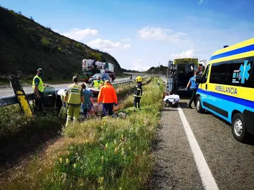 Efectivos sanitarios atendendo aos feridos. | FOTO: Cedida