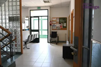 Interior del centro de salud de Vilardev&oacute;s. | FOTO: Noelia Caseiro.