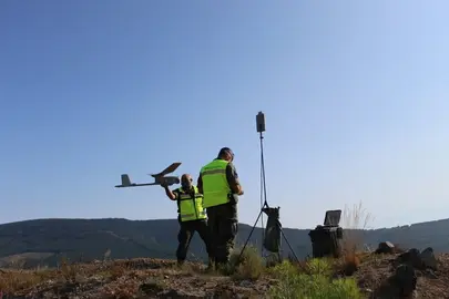 El cabo primero Ferreir&oacute;s, de la BRILAT, lanzando la aeronave militar. | FOTO: Xos&eacute; Lois Colmenero.