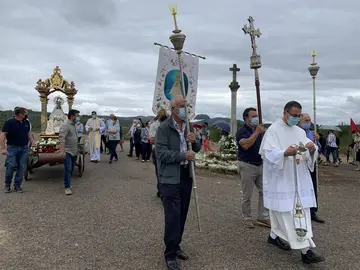 A cabeza da procesi&oacute;n, esta ma&ntilde;&aacute;, no Santuario dos Remedios. | FOTO: M. D.