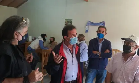 Xuntanza para tratar a posible creaci&oacute;n dun pol&iacute;gono agroforestal en Ri&oacute;s.