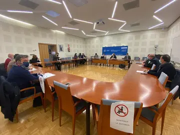 El alcalde de Cualedro, primero por la izquierda, en la reuni&oacute;n en la Confederaci&oacute;n Hidrogr&aacute;fica del Duero el pasado d&iacute;a 16.