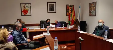 Pleno de guante blanco en el Concello de Viana, este jueves. | FOTO: Xos&eacute; Lois Colmenero.