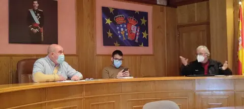 El alcalde -a la izquierda-, su joven y estupefacto secretario y don Jes&uacute;s. | FOTO: Xos&eacute; Lois Colmenero.