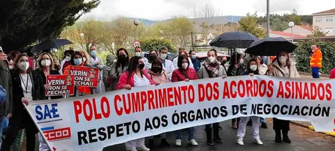 Traballadores do hospital concentr&aacute;ndose pola visita de Rubial a Ver&iacute;n.