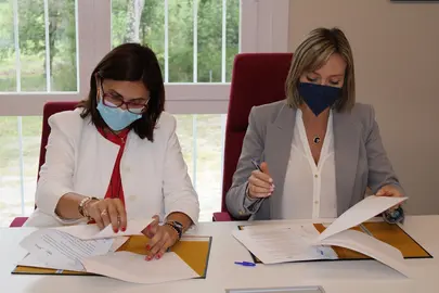 Ana Mar&iacute;a Villarino -alcaldesa- e Fabiola Garc&iacute;a -conselleira-, asinando o convenio do "Xantar na casa".