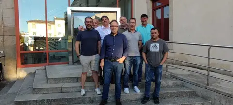 Juan Carlos Francisco, minutos despois de convertirse de novo en presidente do Ver&iacute;n, C. F., con parte da s&uacute;a directiva. | FOTO: Xos&eacute; Lois Colmenero.
