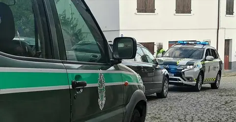 Veh&iacute;culos de la GNR y de la Guardia Civil, tras detener al vecino de Ver&iacute;n.
