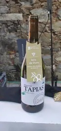 O branco de Monterrei coa etiqueta do Acio de Ouro 2022.