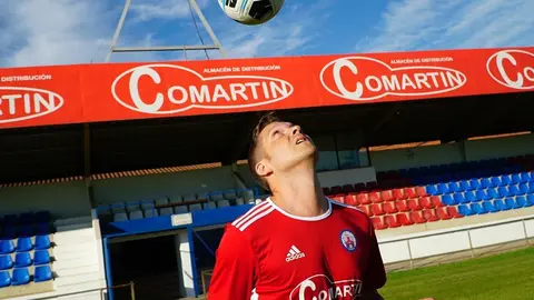 Hugo Garc&iacute;a, dando los primeros toques como jugador del Ver&iacute;n. | FOTO: Iv&aacute;n Iglesias.