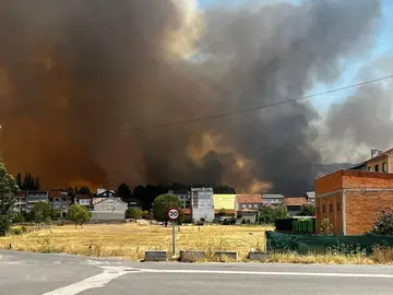 Las llamas, en su momento m&aacute;s &aacute;lgido, muy pr&oacute;ximas a las viviendas de &Aacute;bedes.