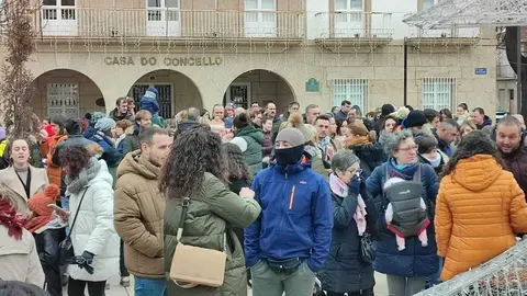 A las 12:00 horas se ley&oacute; un manifiesto reivindicativo de m&aacute;s pediatras para el centro de salud de Ver&iacute;n. | FOTO: Xos&eacute; Lois Colmenero.