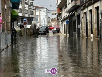 Una vez m&aacute;s, la calle Mayor, completamente anegada en su confluencia con la plaza Del Rey. | FOTO: Anabel Garc&iacute;a Sim&oacute;n.