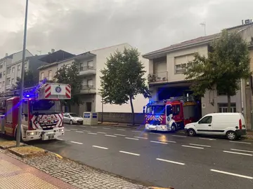 Los dos veh&iacute;culos de extinci&oacute;n del parque de Bomberos de Xinzo de Limia, en la vivienda afectada.