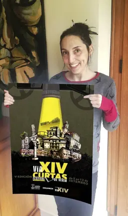 Olalla Di&eacute;guez, co cartel anunciador da quinta edici&oacute;n do festival de curtas de Ver&iacute;n.