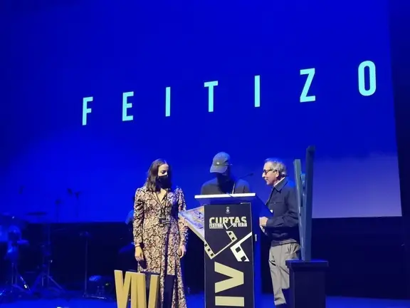 Todo qued&oacute; en casa esta vez dentro de la categor&iacute;a del Premio del P&uacute;blico: Patricia Porto y &Aacute;lex Gonz&aacute;lez recibieron el galard&oacute;n de manos de su autor, el artista de la madera Gerardo Fern&aacute;ndez.