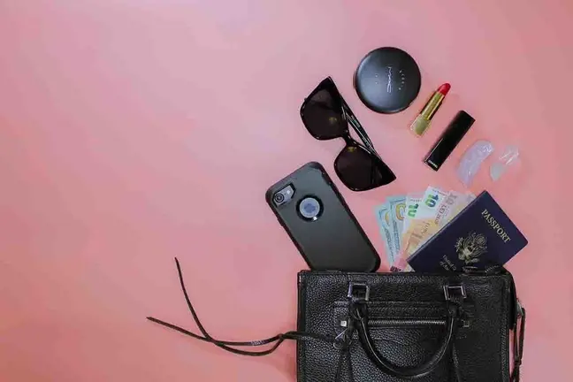  Bolsos para m&oacute;viles: El regalo que es tendencia esta Navidad 2020. Foto Unsplash. 