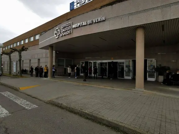 Colas para a vacina no hospital de Ver&iacute;n, correspondentes a outra franxa de idade. | FOTO: Xos&eacute; Lois Colmenero.