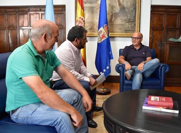 Reuni&oacute;n de los representantes municpales con el presidente de la Diputaci&oacute;n de Ourense | Foto: Diputaci&oacute;n Provincial