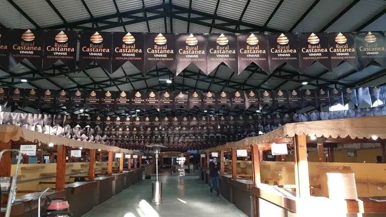 Los stands puestos gastron&oacute;micos de la Fiesta de la Casta&ntilde;a de Vinhais.