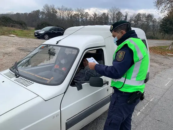 Un agente de la GNR comprueba el certificado Covid de un vecino espa&ntilde;ol. | FOTO: M. D.