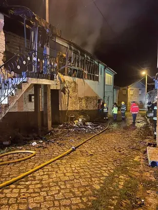 As lapas comezaron &aacute;s 00:30 horas local, logo dunha explosi&oacute;n nunha das habitaci&oacute;ns.
