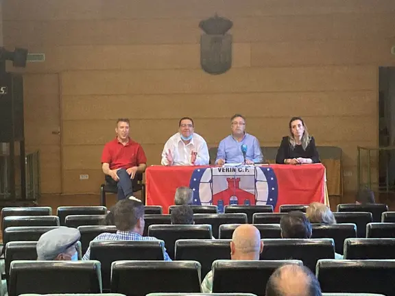 Asamblea de la temporada 21-22 del Ver&iacute;n C. F. en la Casa da Cultura.