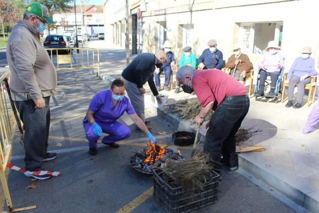 O ano pasado, os de Solleira xa fixeron "lume" a carón da praza da Alameda. | FOTO: Xosé Lois Colmenero.
