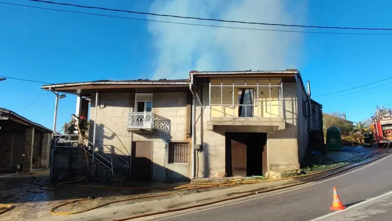 La vivienda qued&oacute; destruida en su interior. | FOTO: Xos&eacute; Lois Colmenero.
