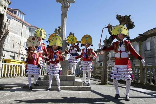 Los Zarramoncalleiros, con su caracter&iacute;stico traje, ser&aacute;n los protagonistas de las salidas tras la misa y los desfiles.