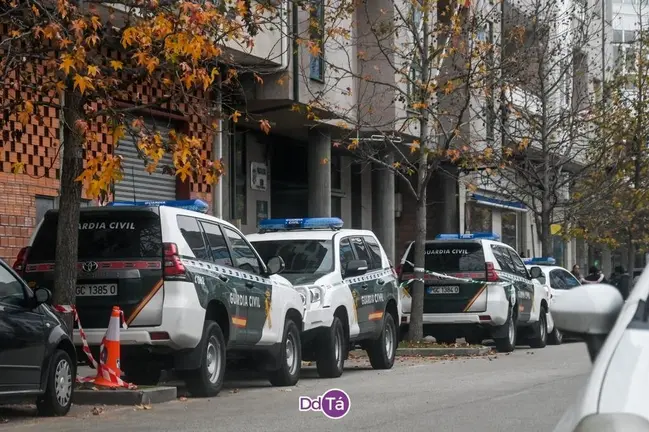 Veh&iacute;culos de la Guardia Civil frente a los Juzgados de Ver&iacute;n.