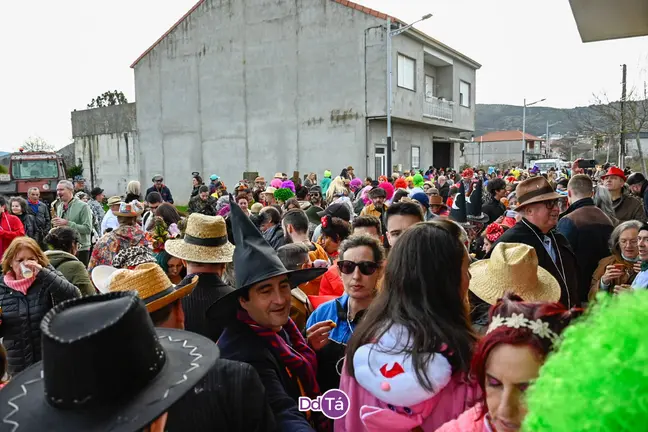 Centos de asistentes percorreron as adegas de O&iacute;mbra na procura de bo vi&ntilde;o, petiscos e doces. | FOTO: Noelia Caseiro.