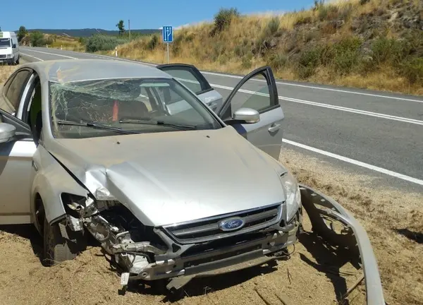 Estado del veh&iacute;culo accidentado en Guimarei (Concello de Monterrei).