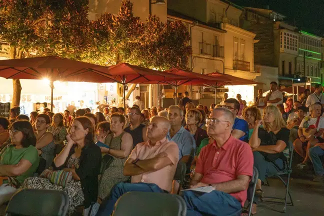 Na praza Garc&iacute;a Barb&oacute;n de Ver&iacute;n  presentouse a programaci&oacute;n completa deste FIC 2024.