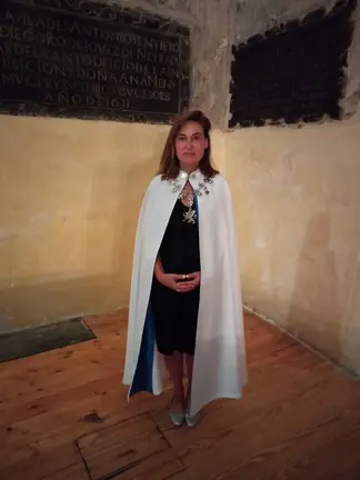 Raquel Jim&eacute;nez, la autora del libro, cuando fue nombrada dama de la Orden de Caballer&iacute;a de la Jarra y el Grifo.
