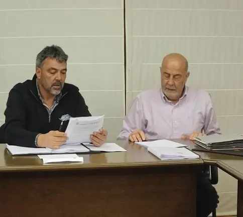 Rafael P&eacute;rez, &aacute; esquerda, alcalde da Mezquita, co seu secretario, Francisco Garc&iacute;a. | FOTO: Xos&eacute; Lois Colmenero.